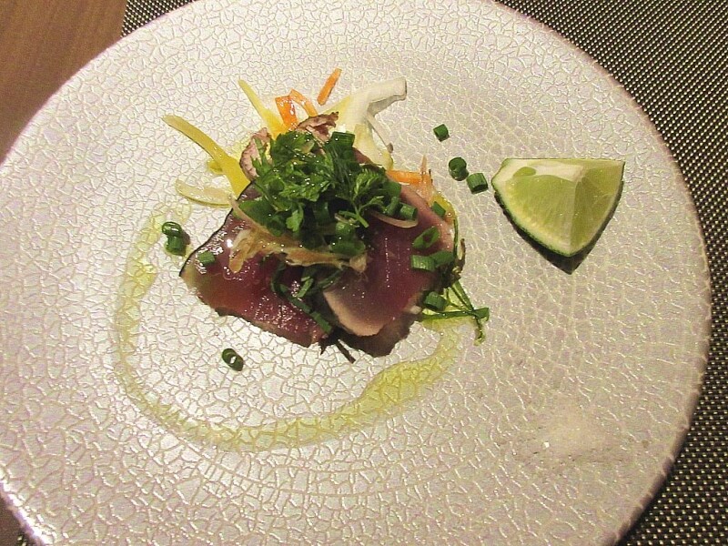 浅草ビューホテル薪火「初春の鰹（4～7月）戻り鰹（9～10月）の藁で焼き燻したタタキ」