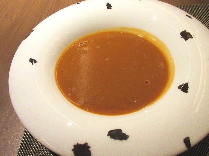 浅草ビューホテル薪火「濃厚甲殻類とオマール海老の殻を多く使ったスープビスク」