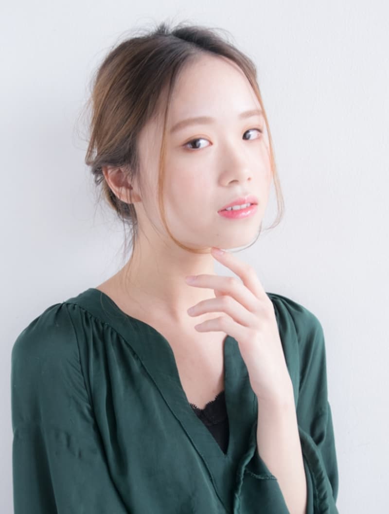 着物やドレスに似合う！お呼ばれシニヨンヘアの作り方
