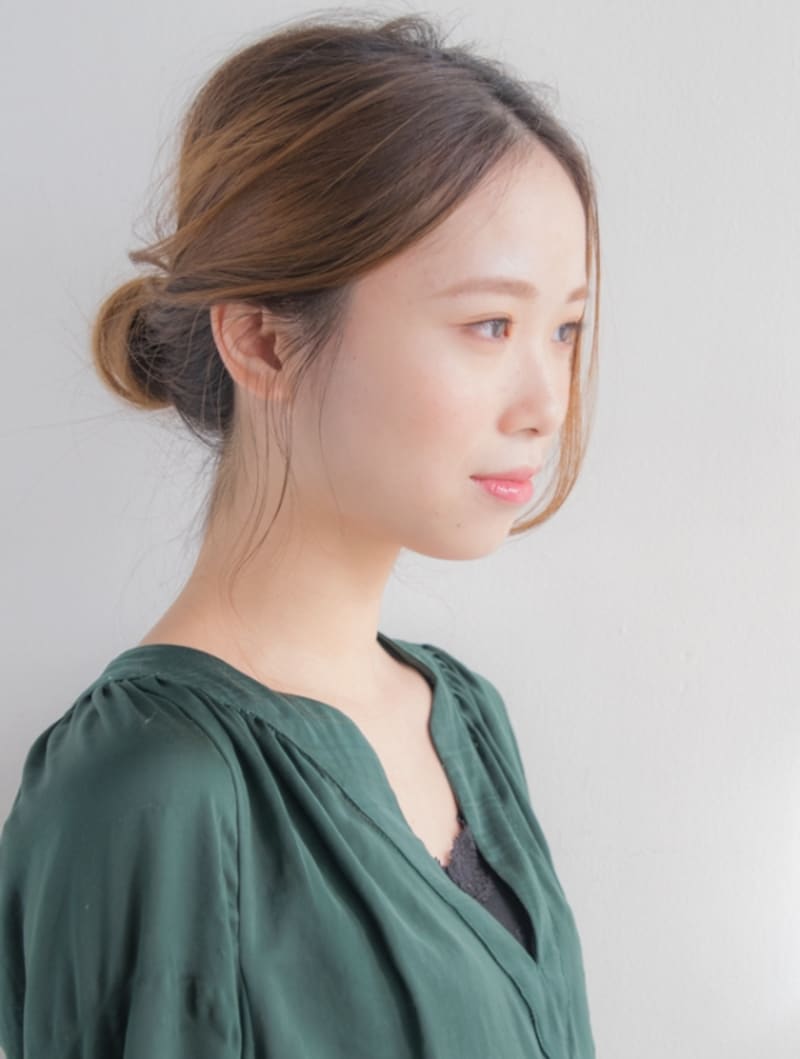 着物やドレスに似合う！お呼ばれシニヨンヘアの作り方