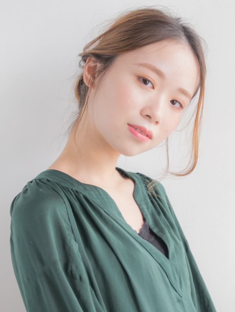 着物やドレスに似合う！お呼ばれシニヨンヘアの作り方