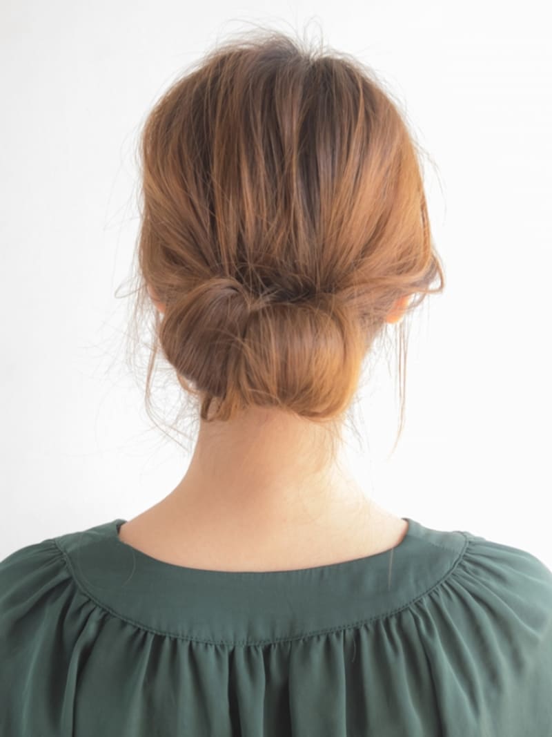 着物やドレスに似合う！お呼ばれシニヨンヘアの作り方