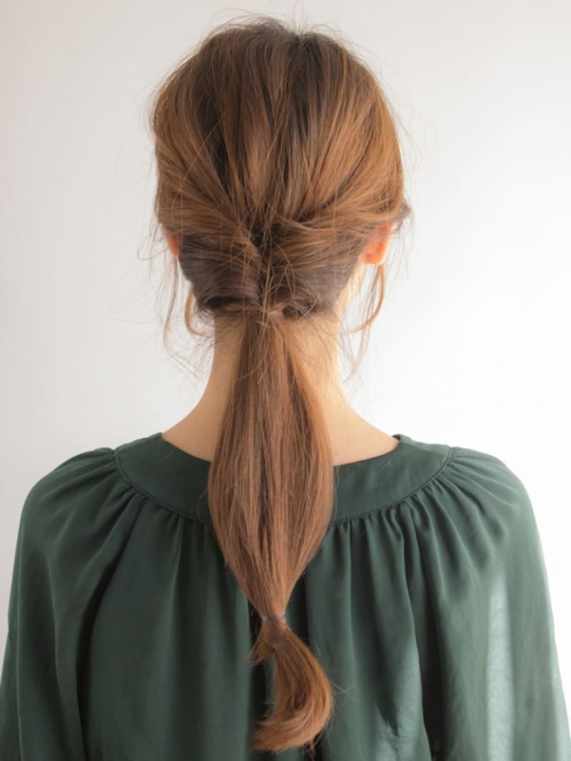 先端から3～5cmの位置で結ぶ