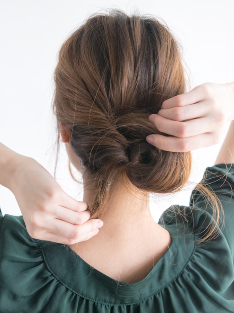 毛先を下に引っ張る