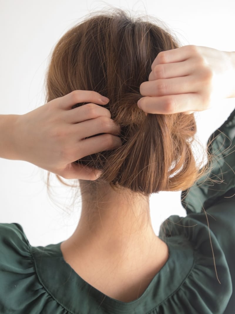 もう1回転通してねじれの中に毛先を隠す