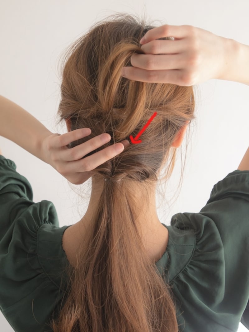 1つ目の毛束のねじれ部分に入れ込む