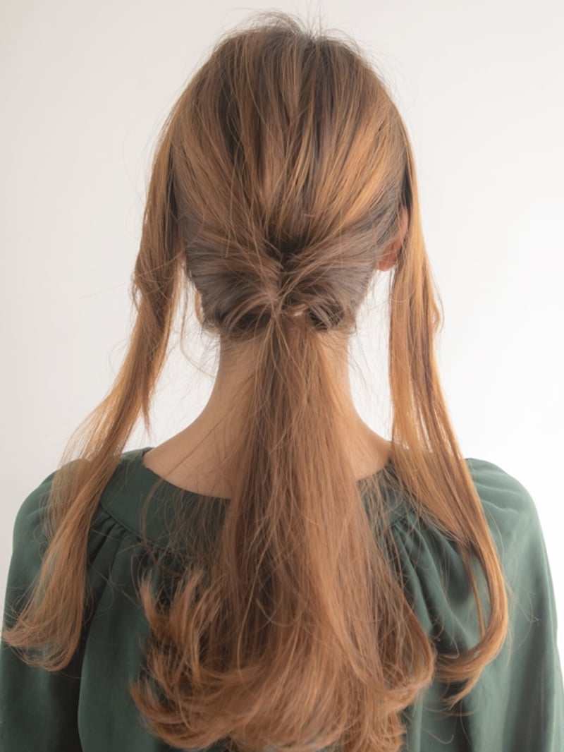 結んだ毛束をくるりんぱ