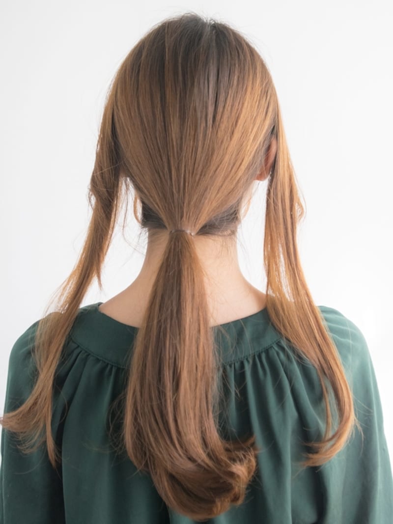 後ろの髪を低めの位置で結ぶ