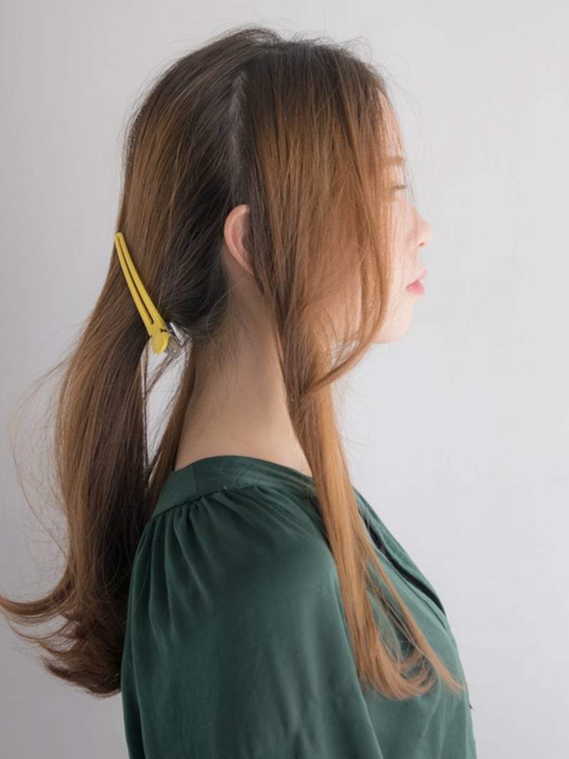 手ぐしで髪をざっくり分ける