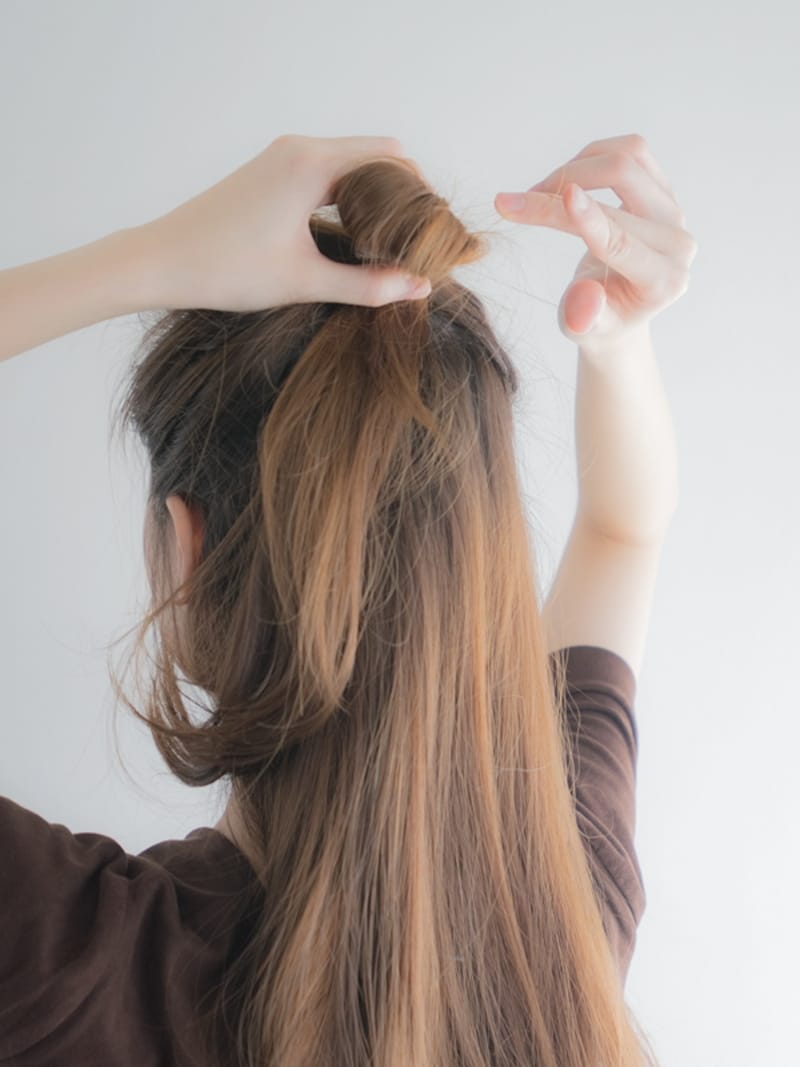 上側の髪をセンターで結ぶ