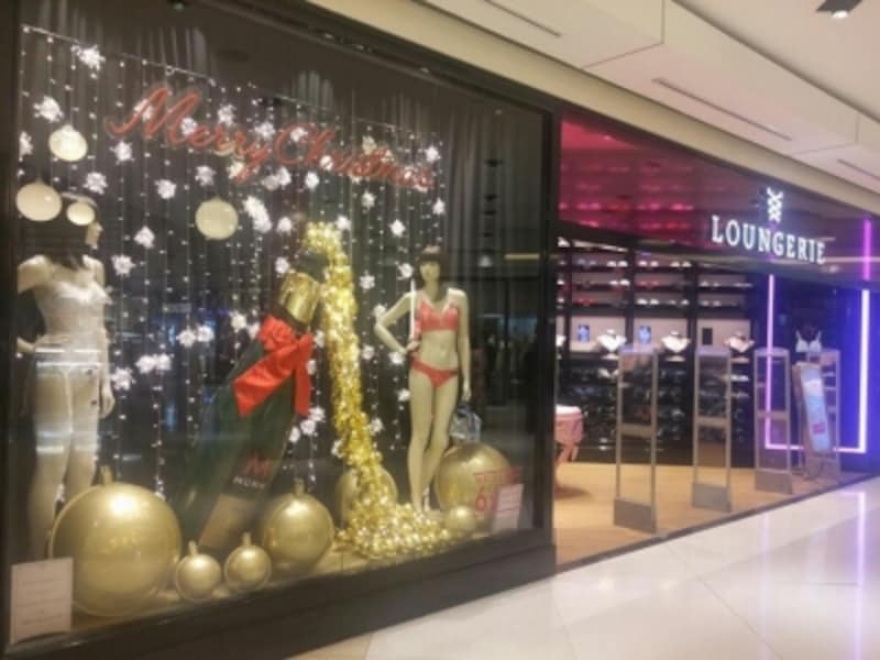 ショッピングセンター内、人気ブランドLOUNGERIEのクリスマスショウウィンドウ