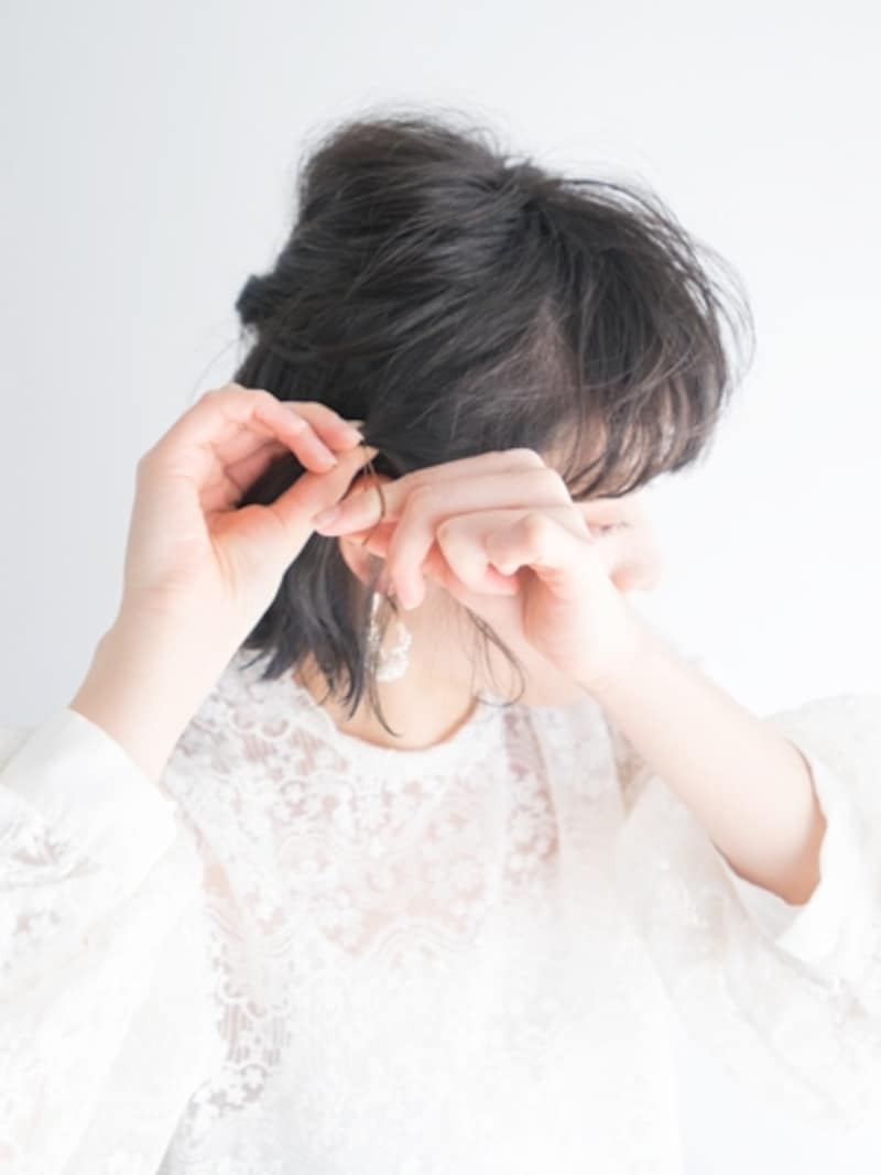 耳上から離さないようにゴムで結ぶ