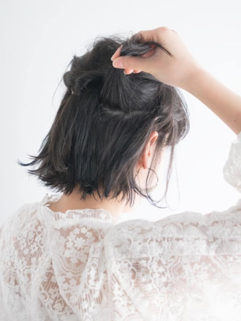 右側のバックの髪を、耳上の位置で分ける