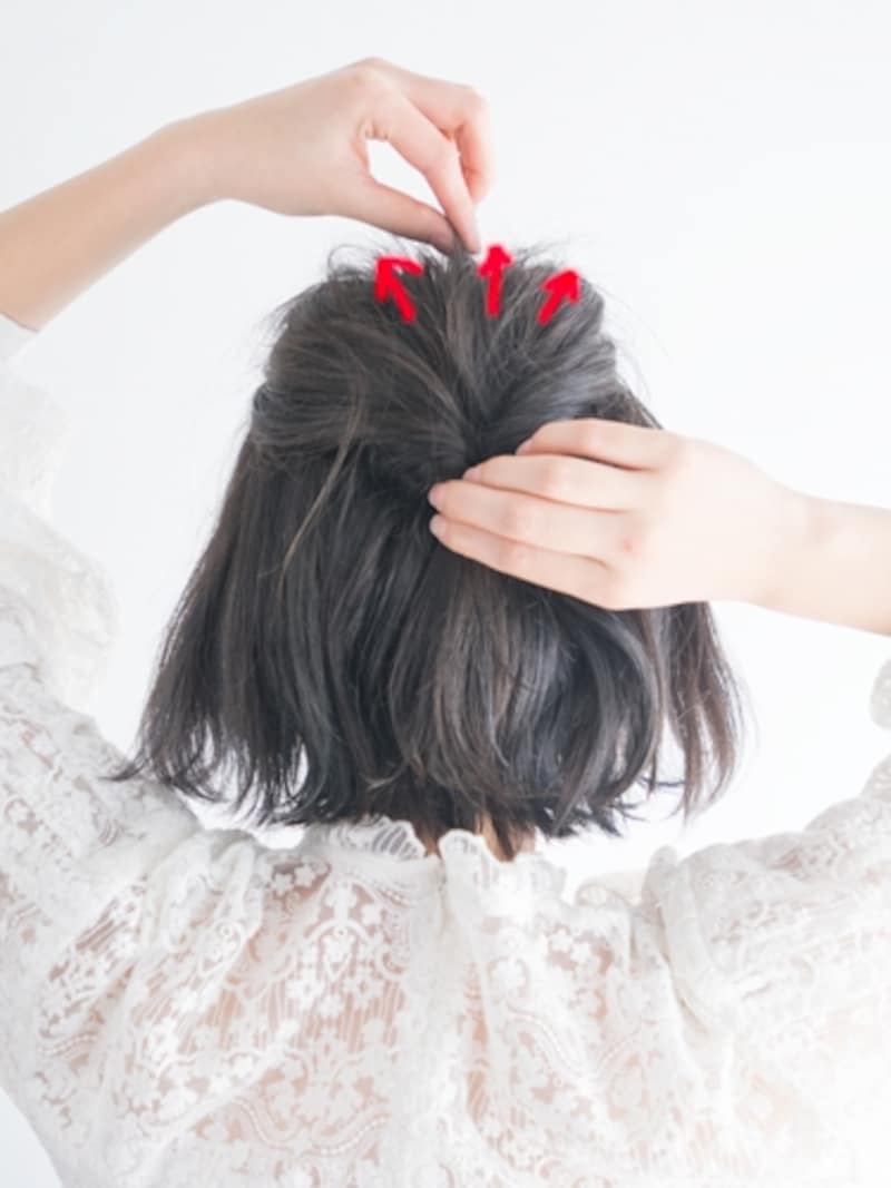 指先でつまむようにして表面の毛を引き出す