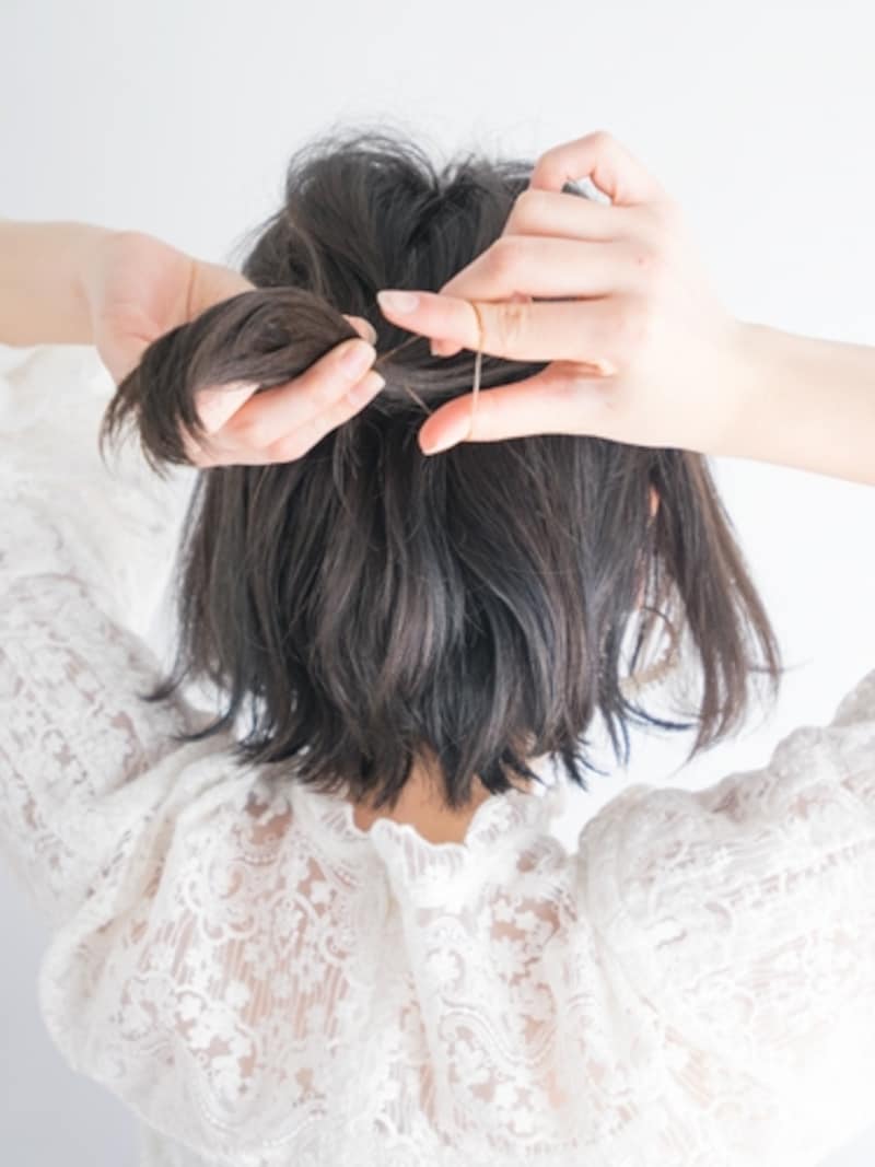 髪色に近いシリコンゴムで結ぶ