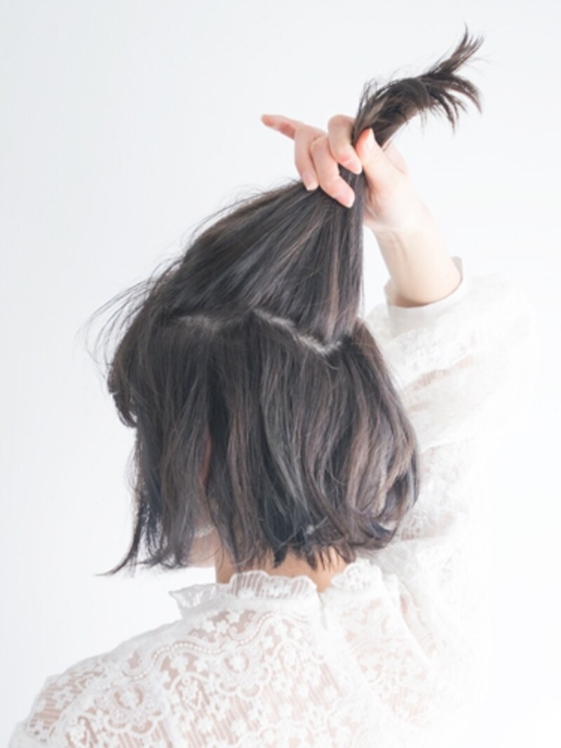 V字になるように手ぐしでざっくり分ける