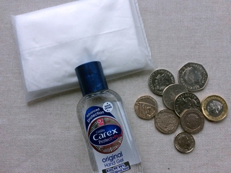 ティッシュ、除菌グッズ、小銭