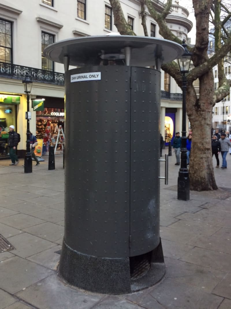 男性専用公衆トイレ