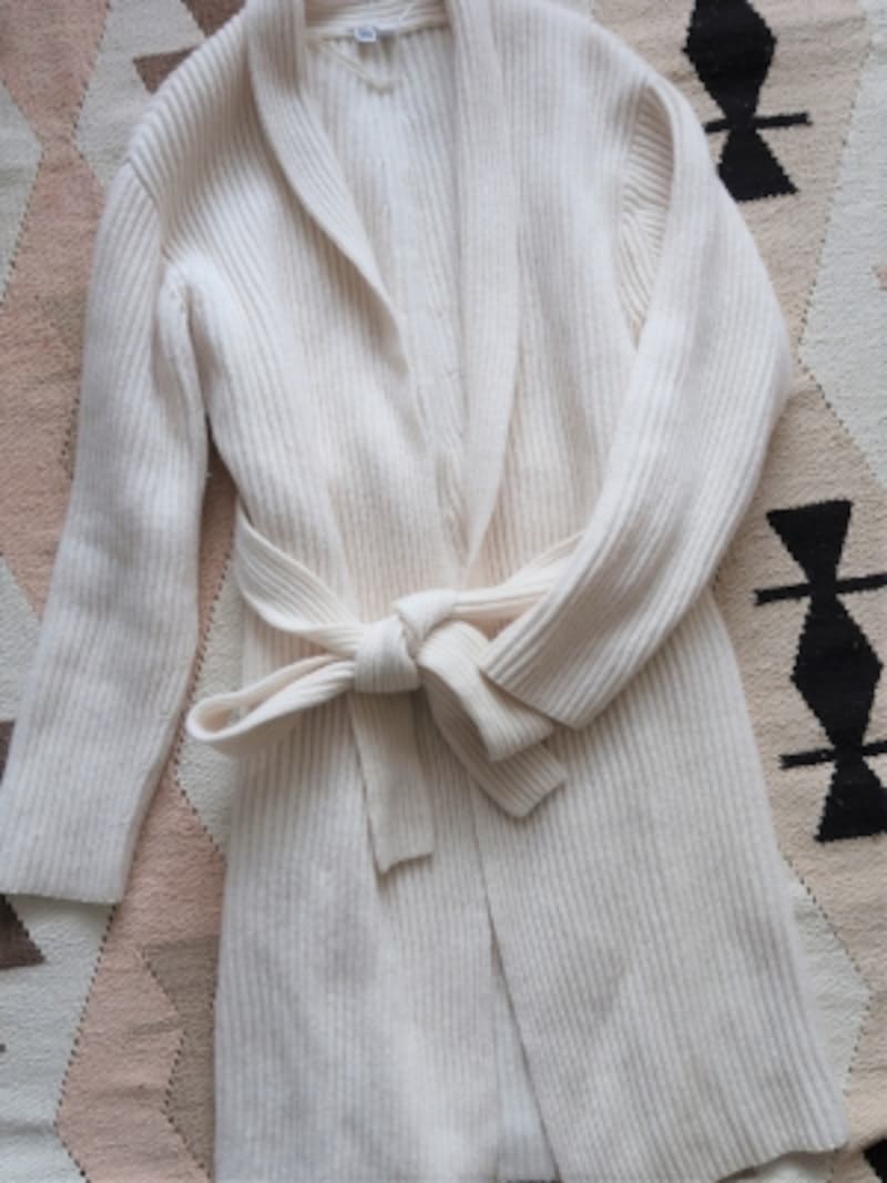 ガウン系アウターのコーデには意識してシャープさのある着こなしに仕上げるのがポイント