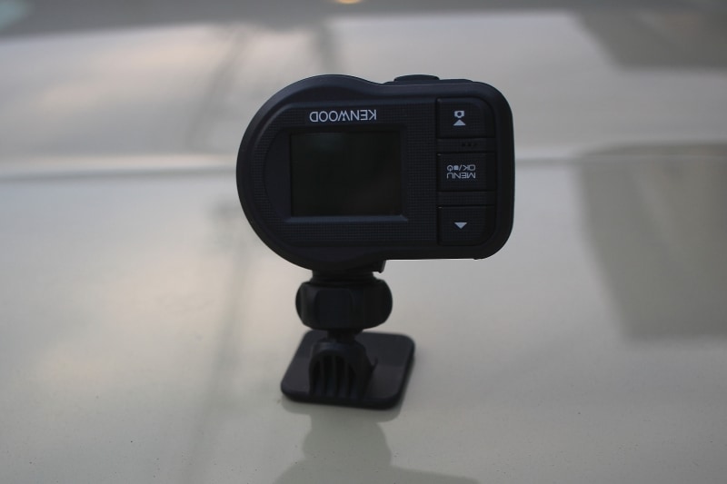 ドライブレコーダー本体&取り付けブラケット 取り付けブラケットは、本体の下部分です。この画像は、取り付けブラケットをドライブレコーダー本体に、すでに設置してあります。