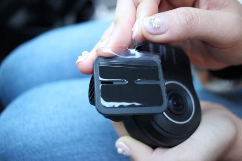 空気の入らないようにピッタリと貼りつけましょう