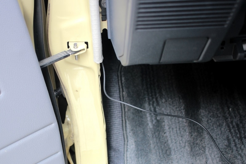 ピラーカバーが外れないという方は、市販のテープで固定してもOKです。