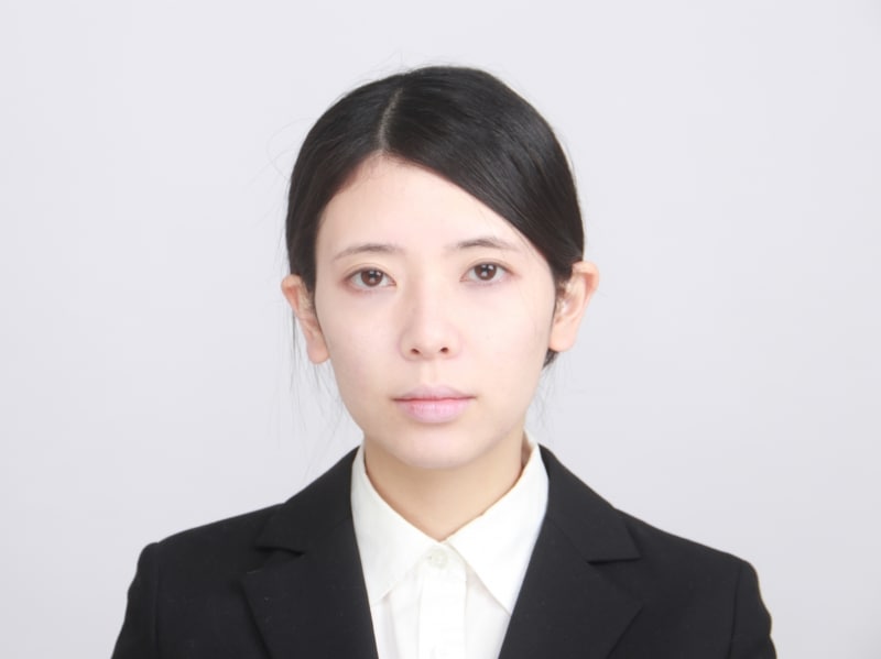 金融系メイクのビフォー。メイクが薄い
