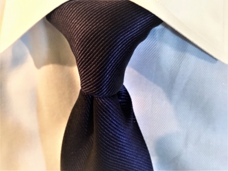 結び目が緩まないセミウインザーノット。比較的コンパクトな結び目が人気！