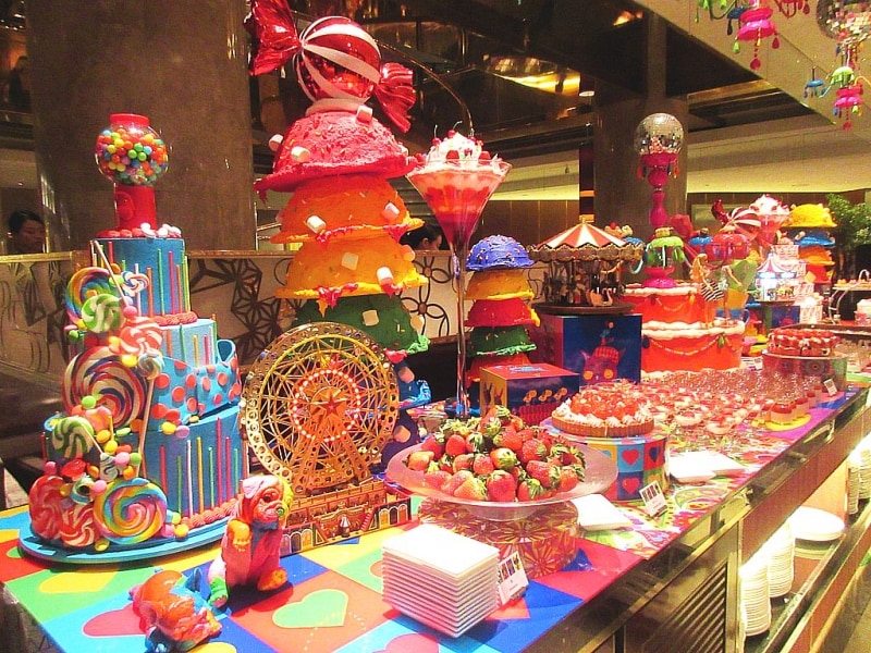 マーブルラウンジ エントランス付近のブッフェ台