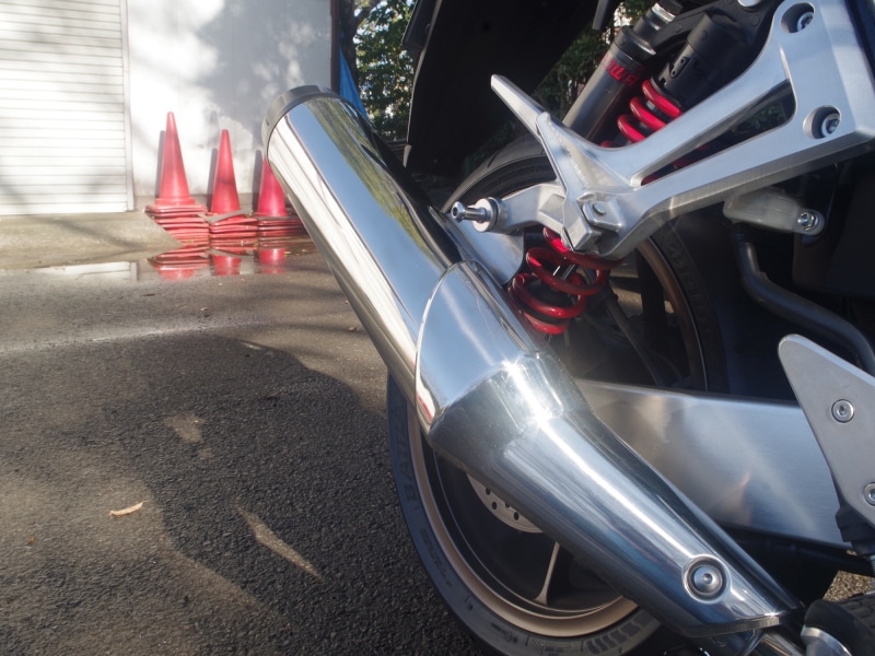 CB1300SFのマフラーも排気ガス規制対応の為に構造が変更された