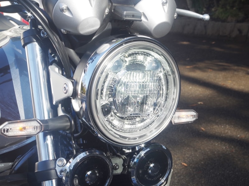 二連メーター、丸目一灯LEDヘッドライト、シャープなLEDウインカーを装備し。前から見るとCB1100RSとそっくり