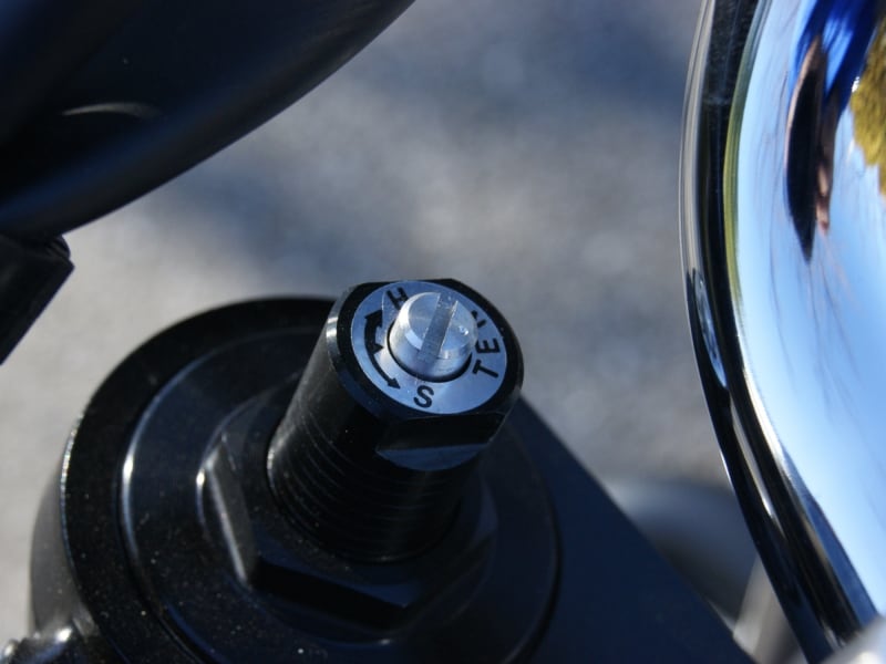 CB1300SFのフロントフォークは調整機構が備わっている