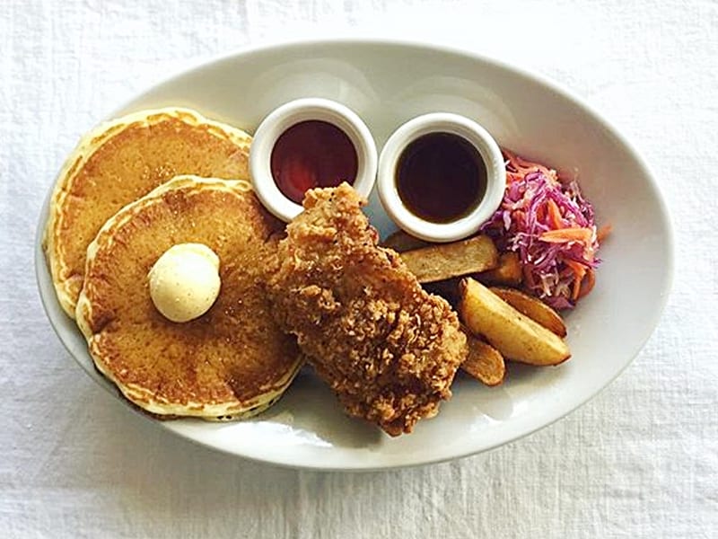 バターミルクパンケーキとフライドチキンのコンボ