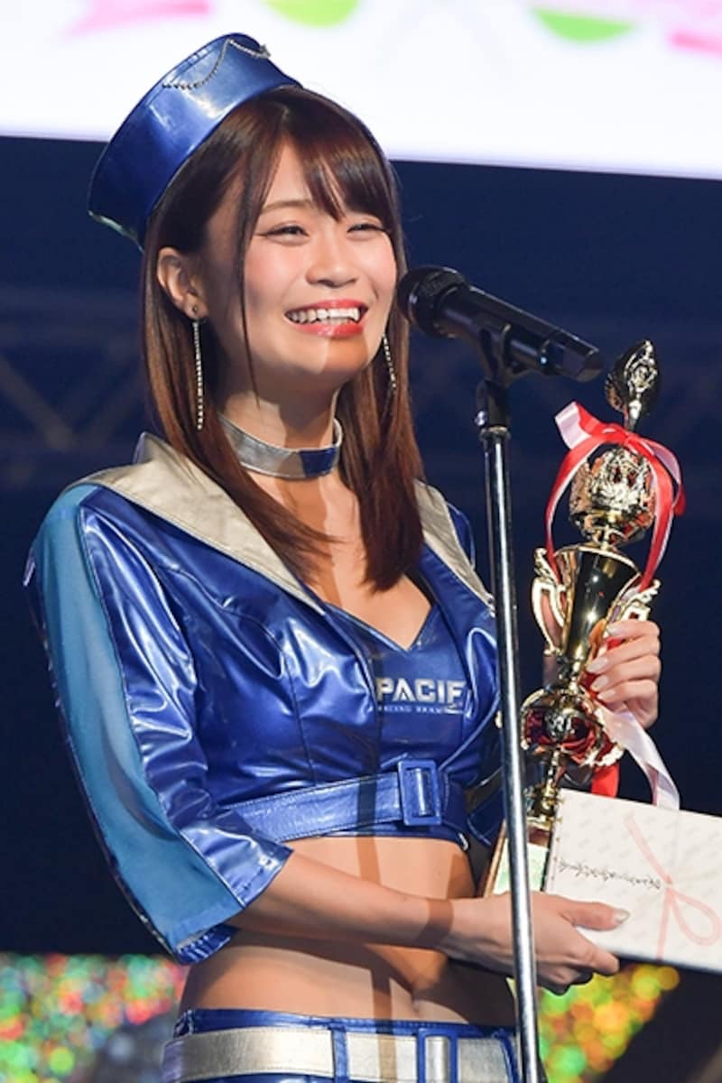 レースクイーン大賞を受賞した阿久津真央さん