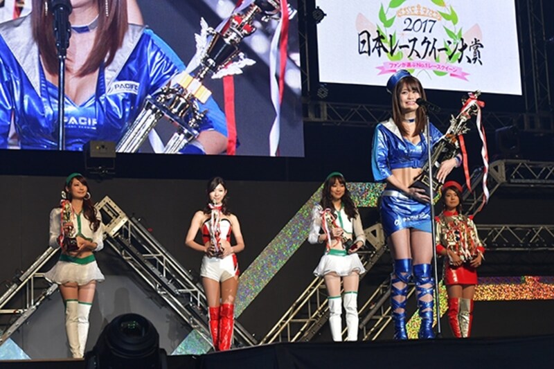 グランプリを獲得してスピーチする阿久津真央さん