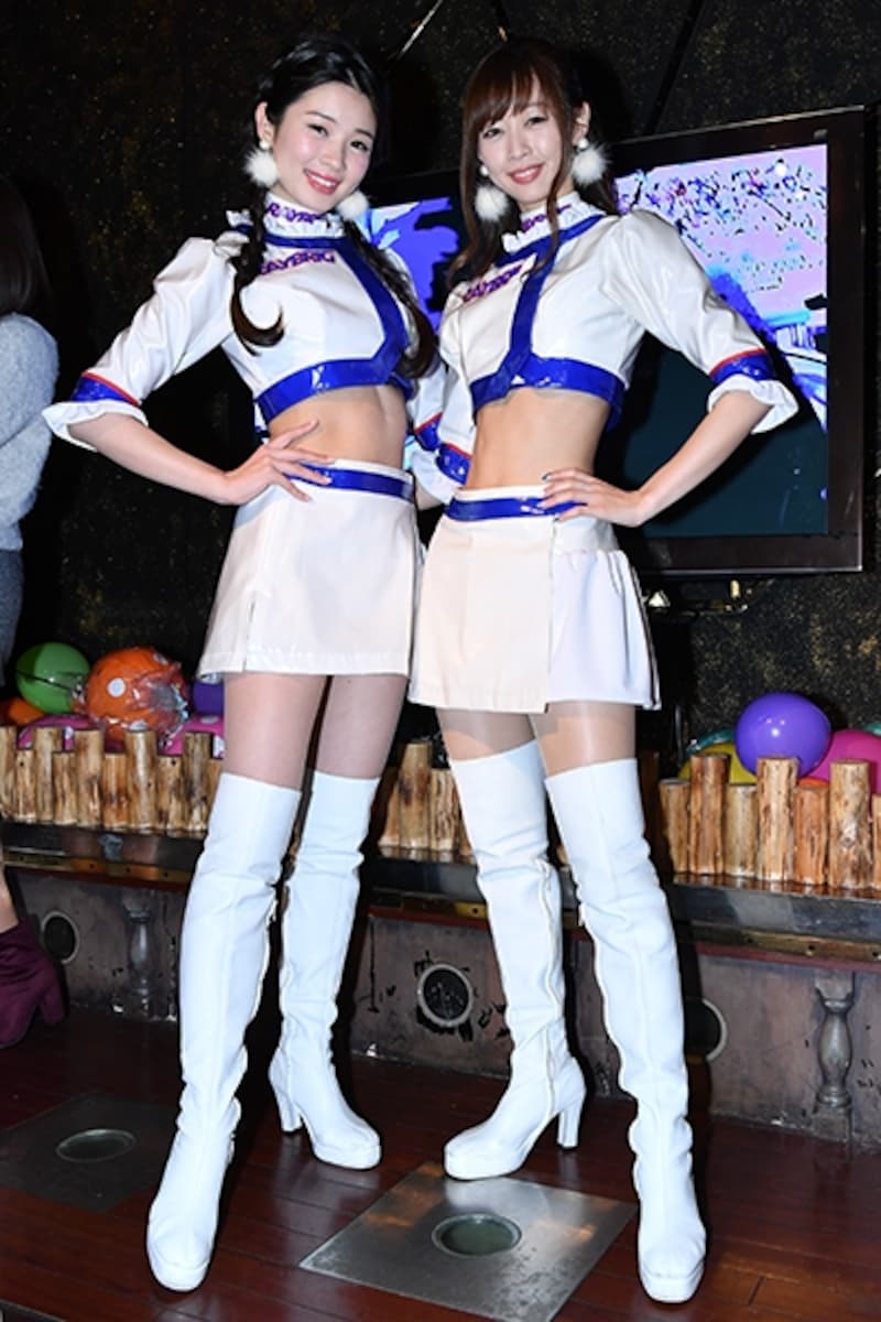 ポーズがサマになっている2017年RAYBRIGレースクイーン