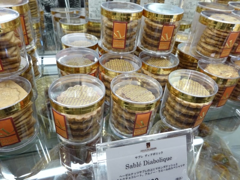 「アルノー・ラエール 広尾本店」の「サブレ・ディアボリック」（4枚入税込700円、1枚税込180円）