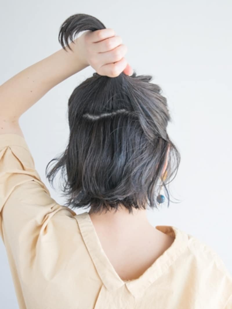 サイドとハチ上の髪をざっくり取る