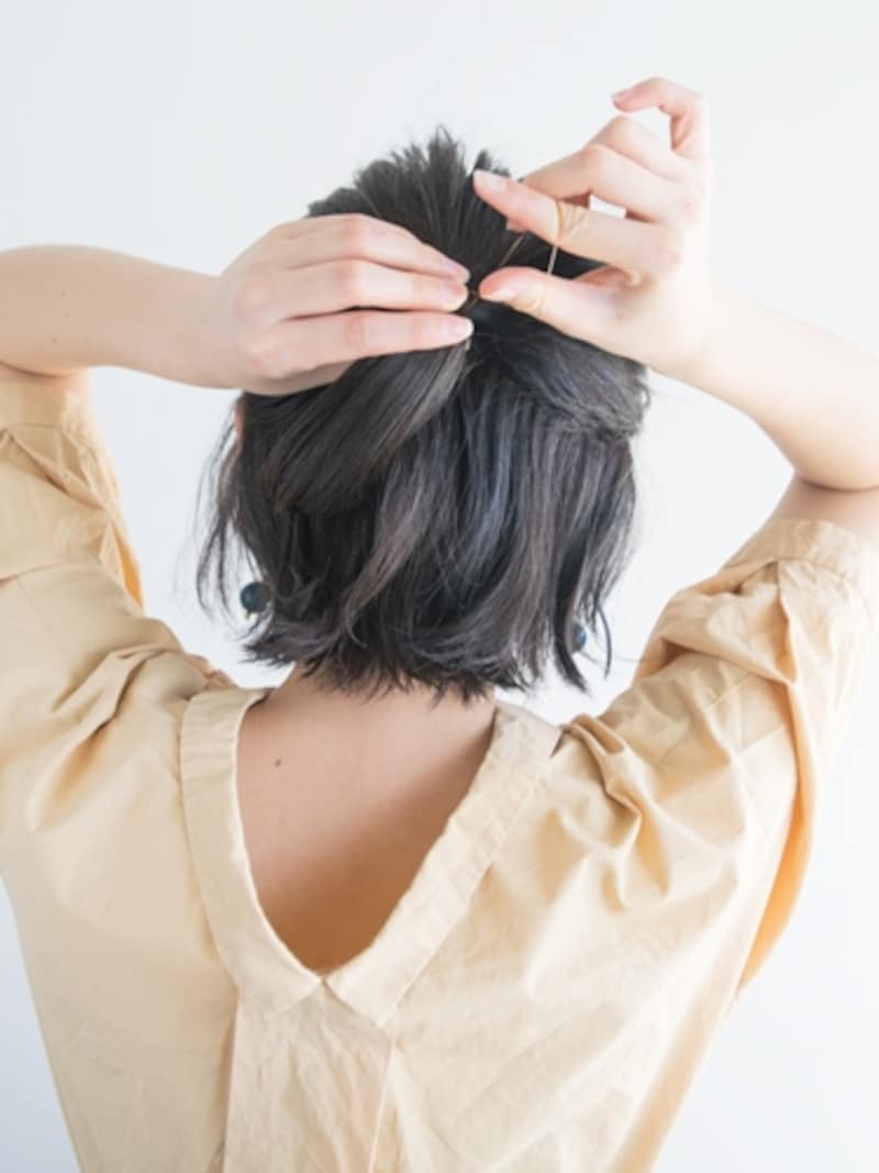 中央より高めの位置で結ぶ