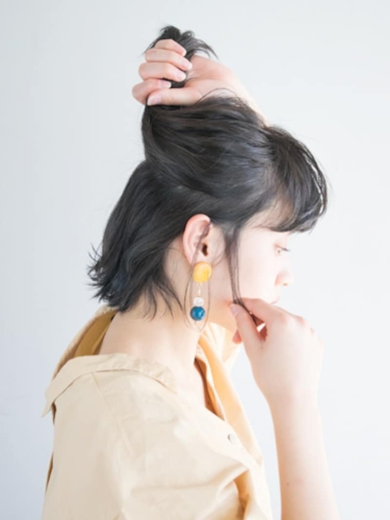 指でつまみ出して後れ毛を作る