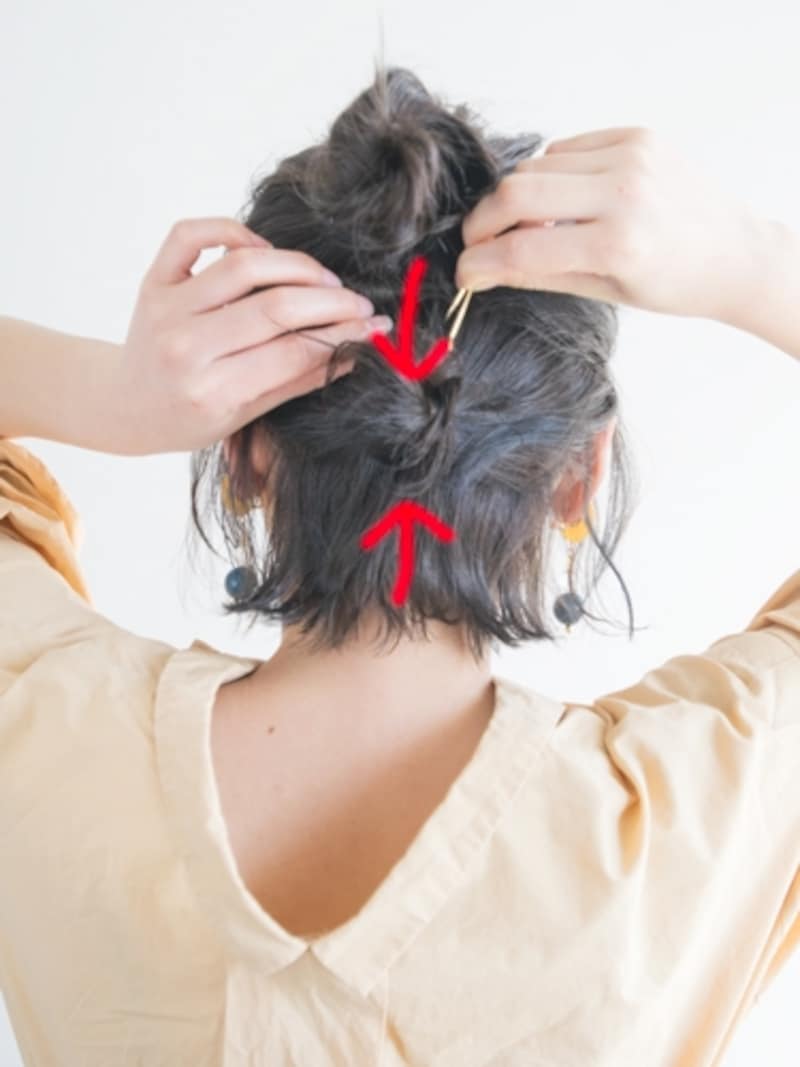 真上と真下からシリコンゴムに向かって固定する