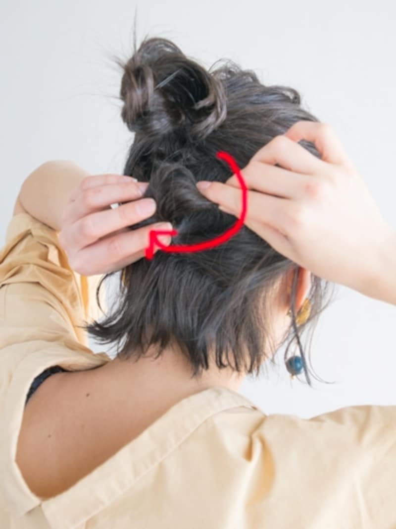 シリコンゴムに巻きつけるイメージでお団子状にする