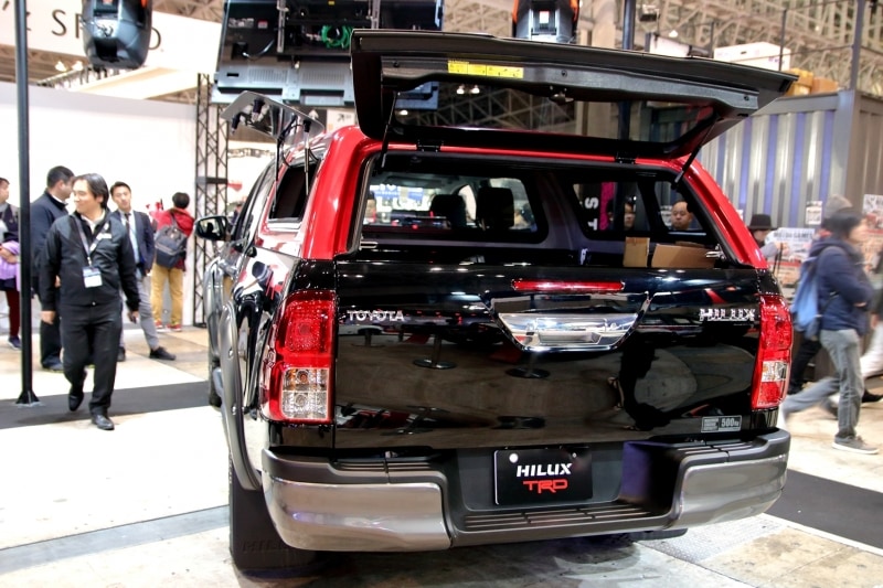 キャノピーはレッドメタリック、ホワイト、ブラックのカラーバリエーションがあり、好みの組み合わせが可能です。