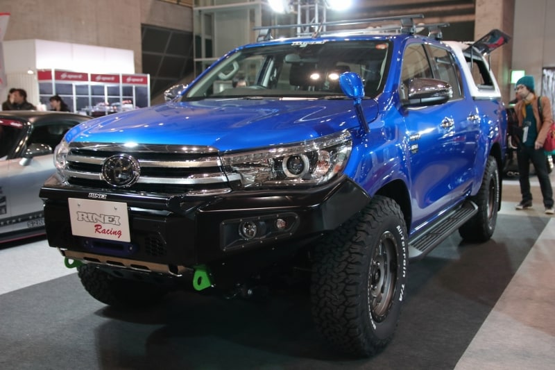 ハイラックスにキャンパーシェルを取り付け、前後バンパーの交換でトラックなのに4ランナー風にカスタムすることでスタイリッシュなイメージになっています。