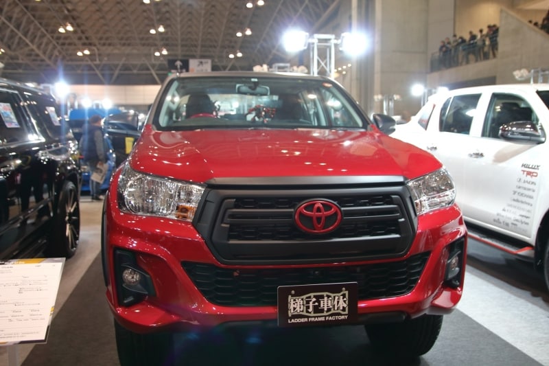 なんと、アニメ『ユニコーンガンダム』に登場するモビルスーツ『シナンジュ』をイメージし、カスタムされた車体です。