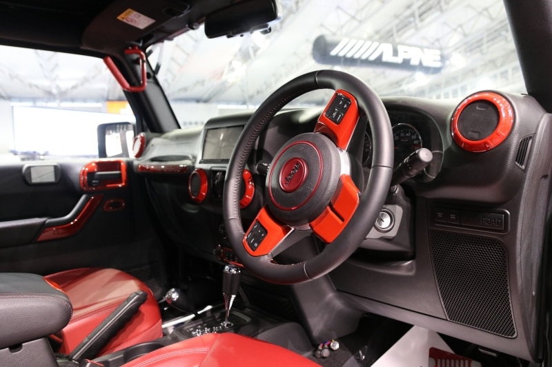 インテリアは黒を基調に、アクセントで赤いパーツが組み込まれています。