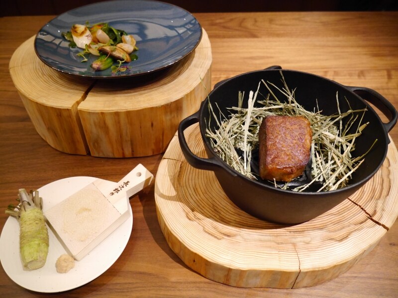 東京都産黒毛和牛 秋川牛と東京野菜のロースト 藁のスモーク 奥多摩わさび