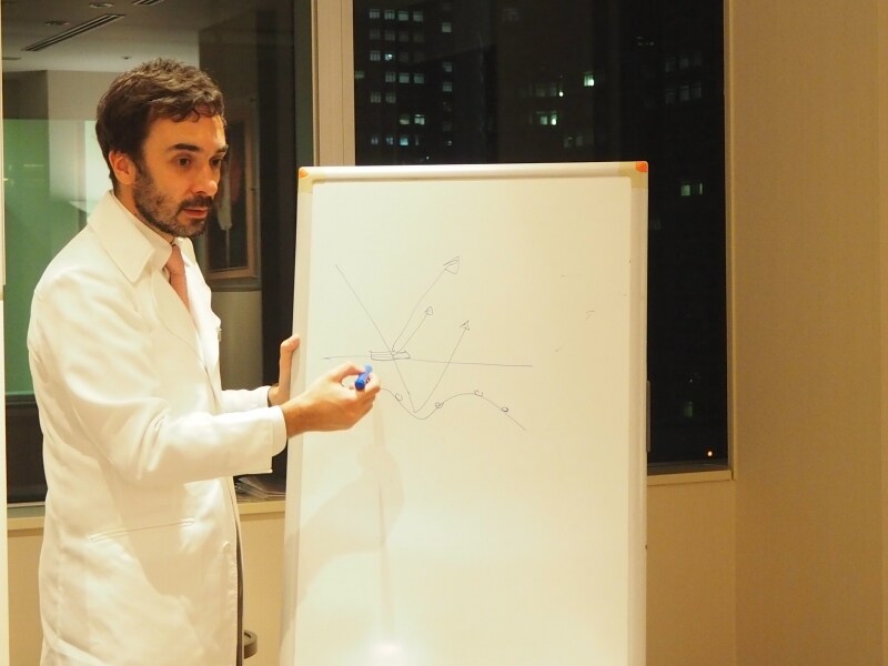 ロマン氏いわく、光を乱反射させて明るく透明感のある肌にできるそうです