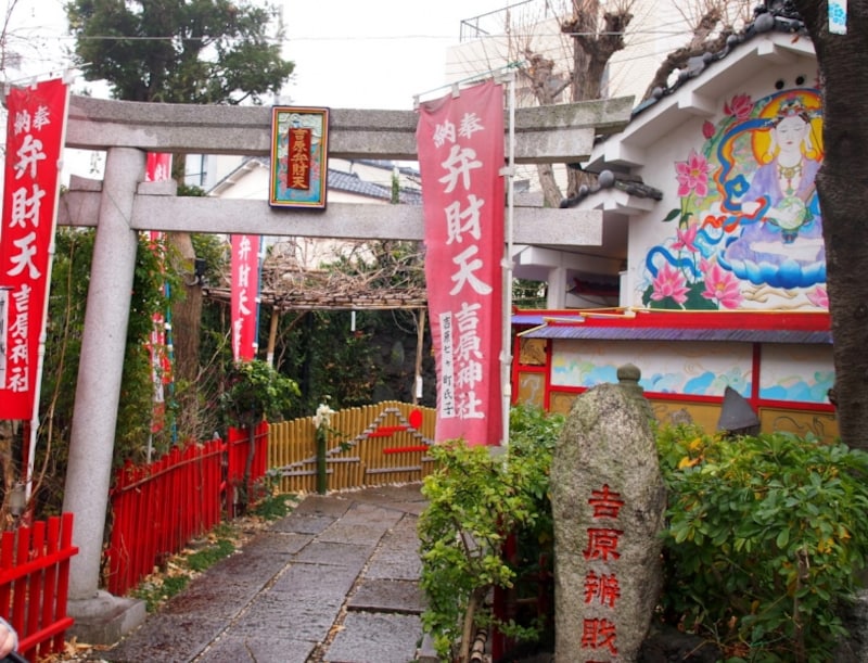 とてもカラフルな浅草の弁財天で御朱印をいただく