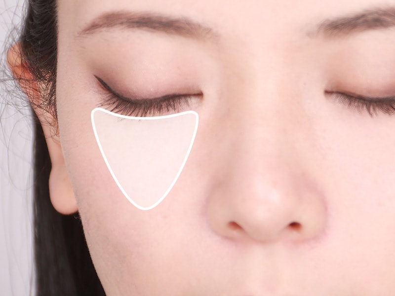 目の下~頬の高い部分は明るく、厚みもつける